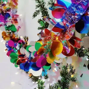 Bunte Weihnachts-Tinselgirlande mit großen Pailletten für festliche Heimdekoration