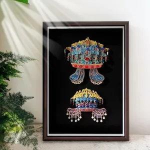 Détail d'un cadre vitrine en bois de noyer de 3 cm de profondeur affichant l'artisanat