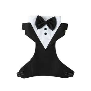 Detailansicht des Haustier-Tuxedo-Geschirrs mit formellem Anzug und Fliege