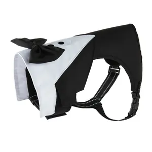 Detailansicht eines Hunde-Tuxedo-Geschirrs mit schwarzer Fliege und verstellbaren Trägern.