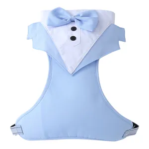 Vorderansicht eines hellblauen Hunde-Tuxedo-Geschirrs mit blauer Fliege und Knöpfen.