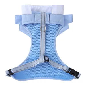 Detailansicht eines atmungsaktiven hellblauen Mesh-Haustier-Harnasses im Smoking-Stil