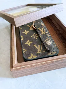 Vue détaillée du cadre vitrine en bois de noyer foncé de 3 cm pour spécimens DIY