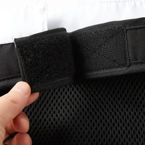 Nahaufnahme des verstellbaren Klettverschlusses an einem formellen Haustier-Smoking