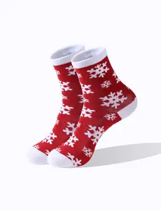Detailansicht festlicher roter Socken mit klassischem weißem Schneeflockenmuster für Weihnachten.