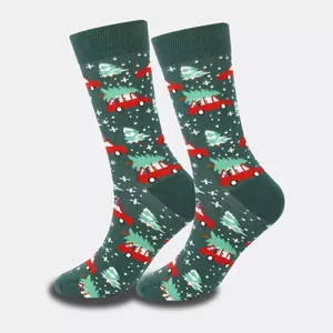 Nahaufnahme von festlichen grünen Socken mit rotem Auto und Weihnachtsbaummuster Design