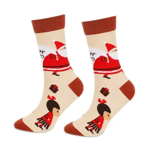 Detailansicht der festlichen Weihnachts-Socken mit Weihnachtsmann- und Mädchenmustern