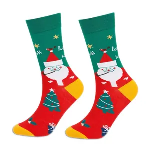 Festliche Weihnachtsstrümpfe mit Weihnachtsmann- und Weihnachtsbaummustern in kräftigen Farben.