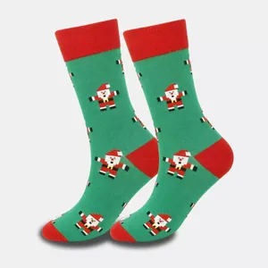 Festliche grüne und rote Socken mit verpixelten Weihnachtsmann-Mustern für Weihnachten.