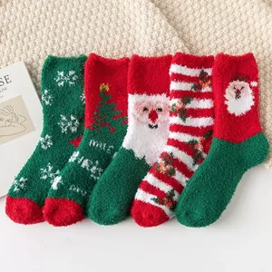 Detailansicht bunter flauschiger Weihnachtssocken mit Nikolaus- und Baum-Motiven