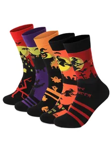 Detailansicht bunter Halloween-Socken mit verschiedenen gruseligen, festlichen Motiven