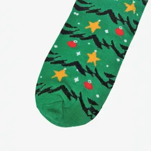 Festliche grüne Socken mit Weihnachtsbaummuster und gelben Sternakzenten