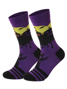 Detailansicht der lila Halloween-Socken mit Kürbis- und Fledermausmustern für Fans