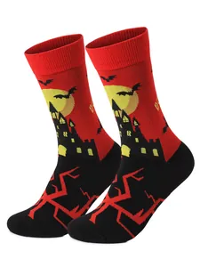 Nahaufnahme von Halloween-Mittelsocken mit einem gruseligen Schloss- und Monddesign.