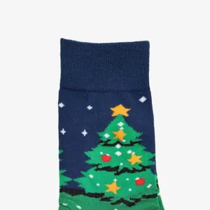Dunkelblaue Crew-Socken mit festlichem gestricktem Weihnachtsbaummuster für Weihnachtsgeschenke.