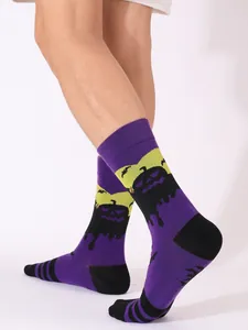 Detailansicht der lila Halloween-Socken mit gruseligen Kürbis- und Fledermausmotiven