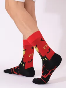 Detailansicht der rot-schwarzen Halloween-Socken mit Fledermaus- und BOO-Mustern