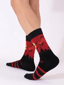 Detailansicht von Halloween-Socken mit Fledermaus- und Friedhofsmuster auf weißem Hintergrund