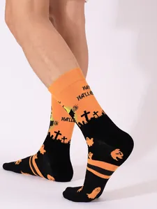 Detailansicht der Halloween-Socken mit gruseligen Friedhofs- und Gespenstermustern