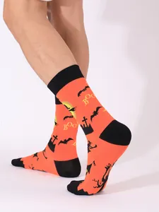 Detail von orangefarbenen Halloween-Socken mit eingestrickten Fledermausmustern