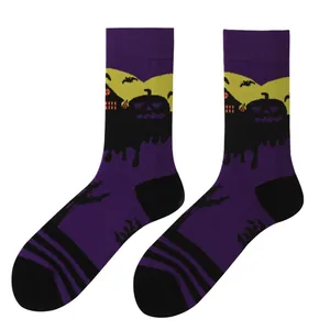 Halloween Socken in Lila mit gestrickten Kürbis- und Spukhaus-Mustern für Herren