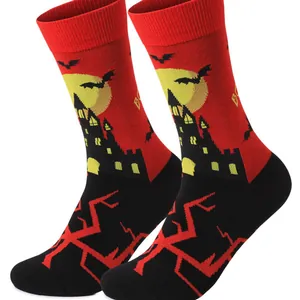 Halloween-Socken in Rot und Schwarz mit einem Motiv aus Spukhaus, Fledermäusen und Mond.