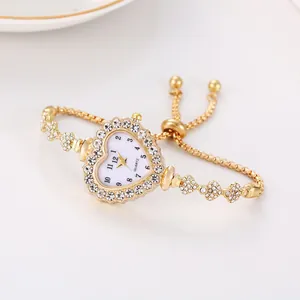 Vista dettagliata di un elegante orologio d'oro a forma di cuore con cinturino di strass