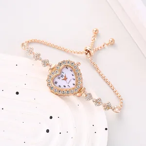 Dettaglio del quadrante dell'orologio a forma di cuore con eleganti strass lucenti.