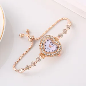 Dettaglio dell'orologio a forma di cuore in oro rosa con strass e cinturino regolabile