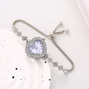 Vista dettagliata dell'orologio a bracciale d'argento a cuore con lunetta in strass