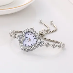 Primo piano di elegante orologio a cuore con strass e cinturino a catena scorrevole