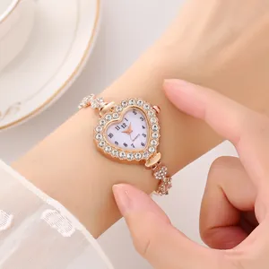 Vista dettagliata dell'orologio da donna a cuore con strass e cinturino in oro rosa
