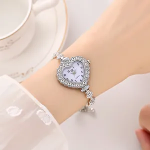 Elegante orologio in strass a forma di cuore argento con cinturino a catena sul polso