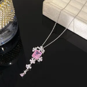 Detailopname van roze vierkante edelsteen ketting met bloemmotieven