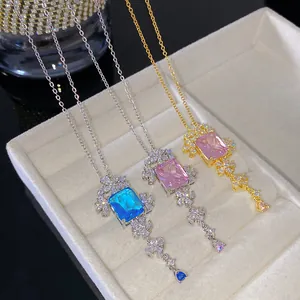 Detailweergave van elegante bloemkettingen met vierkante roze en blauwe edelstenen