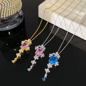 Detailweergave van een elegante vierkante hangketting met roze en blauwe edelstenen