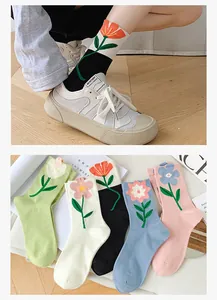 Detailansicht süßer Baumwollsocken mit Tulpenmuster in verschiedenen Pastellfarben