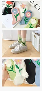 Nahaufnahme von 3D-Tulpen-Baumwollsocken in verschiedenen Farben für Damen.