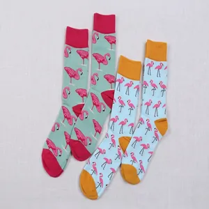 Vue détaillée de chaussettes en coton mi-mollet avec des motifs de flamants roses sur fond blanc