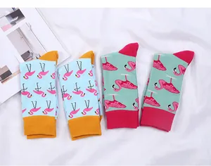 Vue détaillée de chaussettes en coton colorées avec des motifs de flamants roses