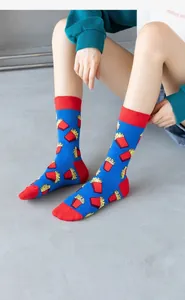 Nahaufnahme von blauen Baumwoll-Skateboardsocken mit lustigem Pommes-Frites-Muster