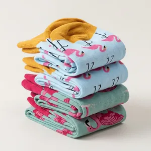 Gros plan détaillé de chaussettes en coton avec des motifs de flamants roses vifs