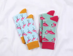 Gros plan détaillé montrant des chaussettes en coton colorées aux motifs de flamants