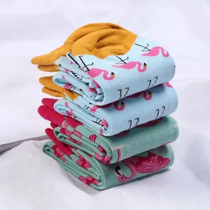Vue détaillée de chaussettes en coton pliées avec motifs de flamants roses