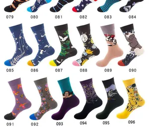 Kollektion von Baumwollsocken mit künstlerischen und tierischen Mustern für alle.