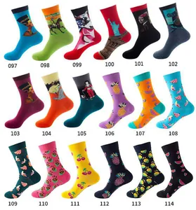 Bunte Baumwollsocken mit künstlerischen und fruchtigen Mustern in vielen Farben