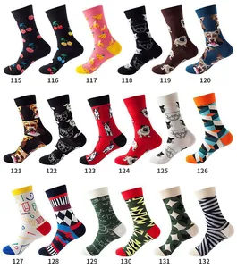 Vielfalt an farbenfrohen Socken mit lustigen Grafikmustern und SKU-Nummern