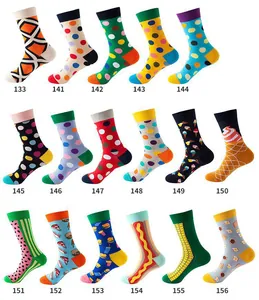 Sammlung bunter Baumwollsocken mit verschiedenen Lebensmittel- und Punktmustern.