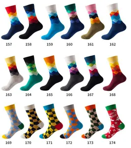 Vielfalt an bunten gemusterten Baumwollsocken für Damen und Herren im Multi-Paar-Display