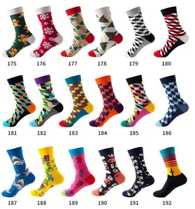 Detailansicht bunter Socken mit verschiedenen 3D-Geometrie- und Feiertagsdrucken